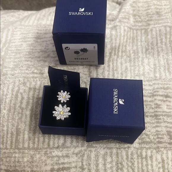 Swarovski Jewelry - Swarovski Silver and Gold Flower Ring 🔥